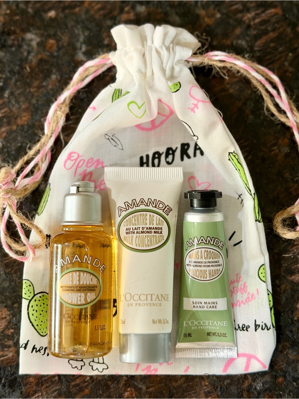 L'Occitane Almond Shower Oil travel set